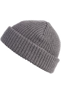 Gorro de lana gris con textura de canalé y dobladillo vuelto, diseñado para proporcionar calidez y un ajuste ceñido.