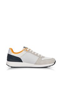 Lichte sneaker in grijs, wit en marineblauw. Heeft een bovenwerk van mesh, suède accenten, een oranje kraag en een gevoerde zool voor comfort.