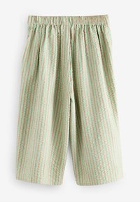 Randiga shorts i ljusbeige med gröna ränder, med elastisk midja och plisserad design för extra textur och visuell stil.
