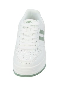 Weiße Sneakers mit grünen Akzenten, ausgestattet mit einem glatten Leder-Obermaterial, einer perforierten Zehenbox und flachen Schnürsenkeln. Gummisohle mit strukturiertem Profil.