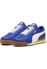 Blå lädersneakers med vita accenter, med en texturerad finish, tjocka vita snören och en sula av gummigummi. Puma-logotyp på sidorna.