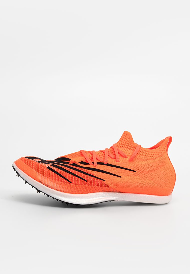 Helle orange Sportschuhe mit schwarzen Akzenten, leichte, atmungsaktive Mesh-Oberfläche, elegantes Design und genoppte Sohle für besseren Halt.