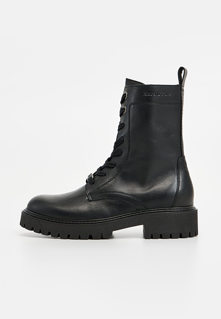 Schwarze Leder Schnürstiefelette mit glatter Oberfläche, robuster Gummisohle und Nähten an der Seite.