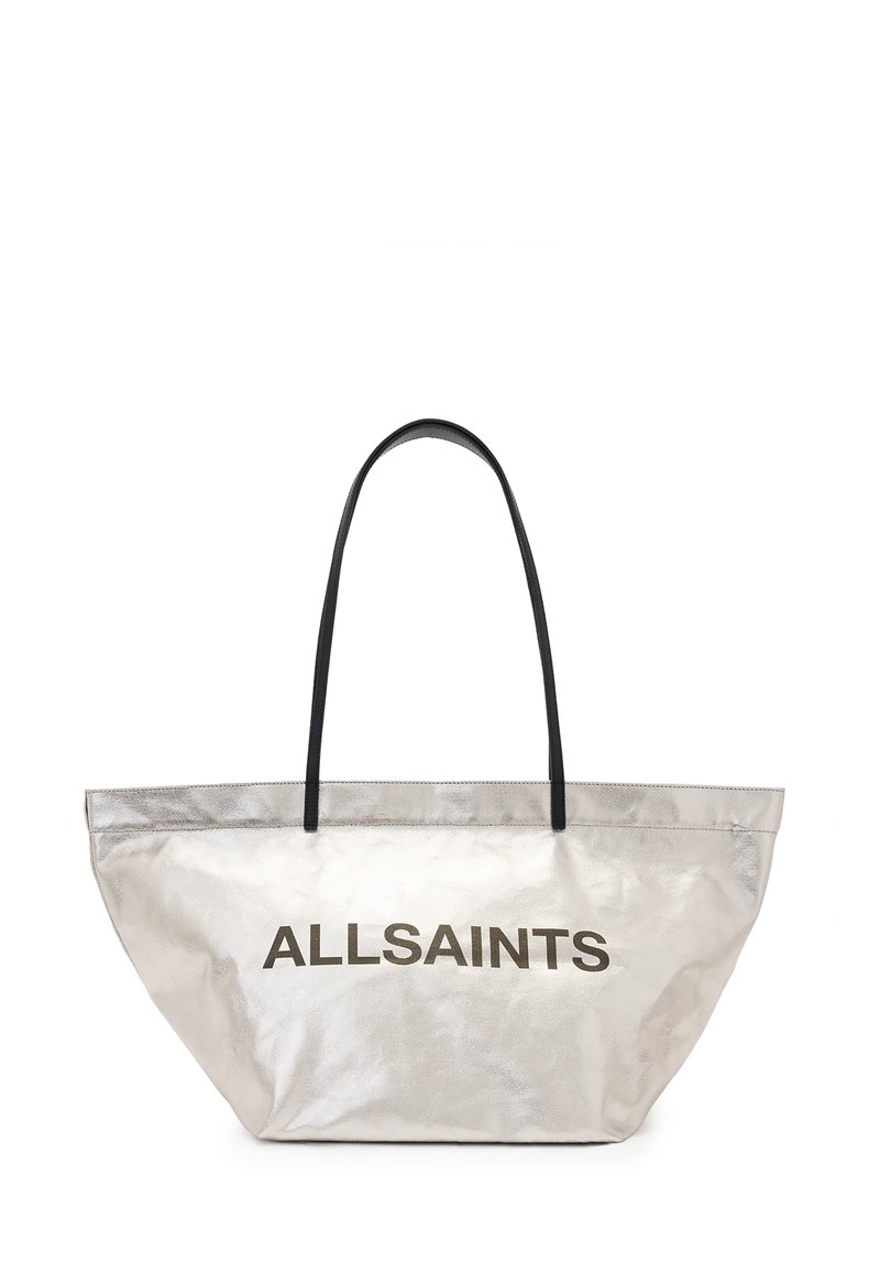 Borsa tote argentata con manici neri, caratterizzata da una superficie lucida e da un audace logo "ALLSAINTS" in stampa scura. Design grande e rettangolare.