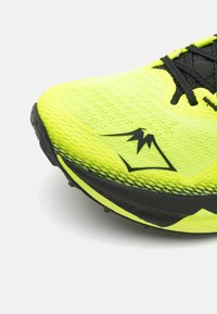 ASICS FUJI SPEED 3 - Krosa skriešanas apavi - safety yellow/black