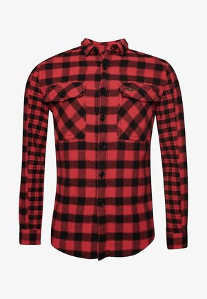 Camisa de franela de manga larga con cuadros rojos y negros, con botones en la parte frontal y dos bolsillos en el pecho con botones.