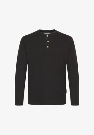 Fekete, hosszú ujjú henley póló, pamutból készült, kerek nyakkivágással, három gombos záródással és kis logóval az oldalon.