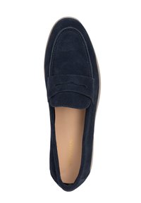 Navy modré semišové loafery s designem ve stylu mokasín, s prošívanými detaily a hladkým béžovým stélkou. Plná podrážka bez podpatku.