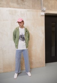 Nike Sportswear SPORTSWEAR CLUB FLEECE - Hoodie - oil green/white