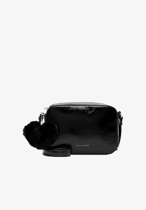 Sac bandoulière noir brillant avec un petit porte-clés duveteux en forme de cœur et un détail de fermeture éclair argenté, nom de la marque Emily & Noah sur le devant.