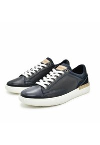 Sneakers in pelle e rete blu navy con lacci bianchi, punta rotonda, dettaglio dorato sul tallone e pannelli laterali testurizzati. Design casual e di profilo basso.
