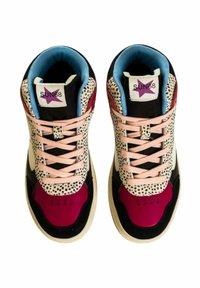 Sneakers alte realizzati con un mix di materiali, tra cui tessuto a motivo maculato, lacci rosa, accenti neri e bordeaux e un colletto azzurro chiaro.