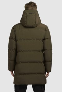 Giubbino imbottito verde oliva con cappuccio, caratterizzato da un design trapuntato, maniche lunghe e un taglio dritto che arriva a metà coscia.