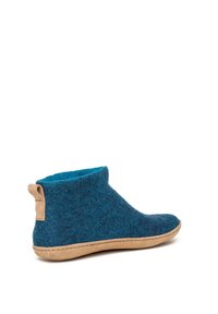 Kurze blaue Filz-Ankle Boots mit einer glatten, strukturierten Oberfläche und hellbraunen Lederakzenten an der Ferse und Sohle.