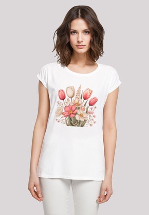 Weißes Baumwoll-T-Shirt mit einem bunten Blumenmuster, das Tulpen und Blüten in Pink, Creme und Grün zeigt; kurze Ärmel, runder Ausschnitt.