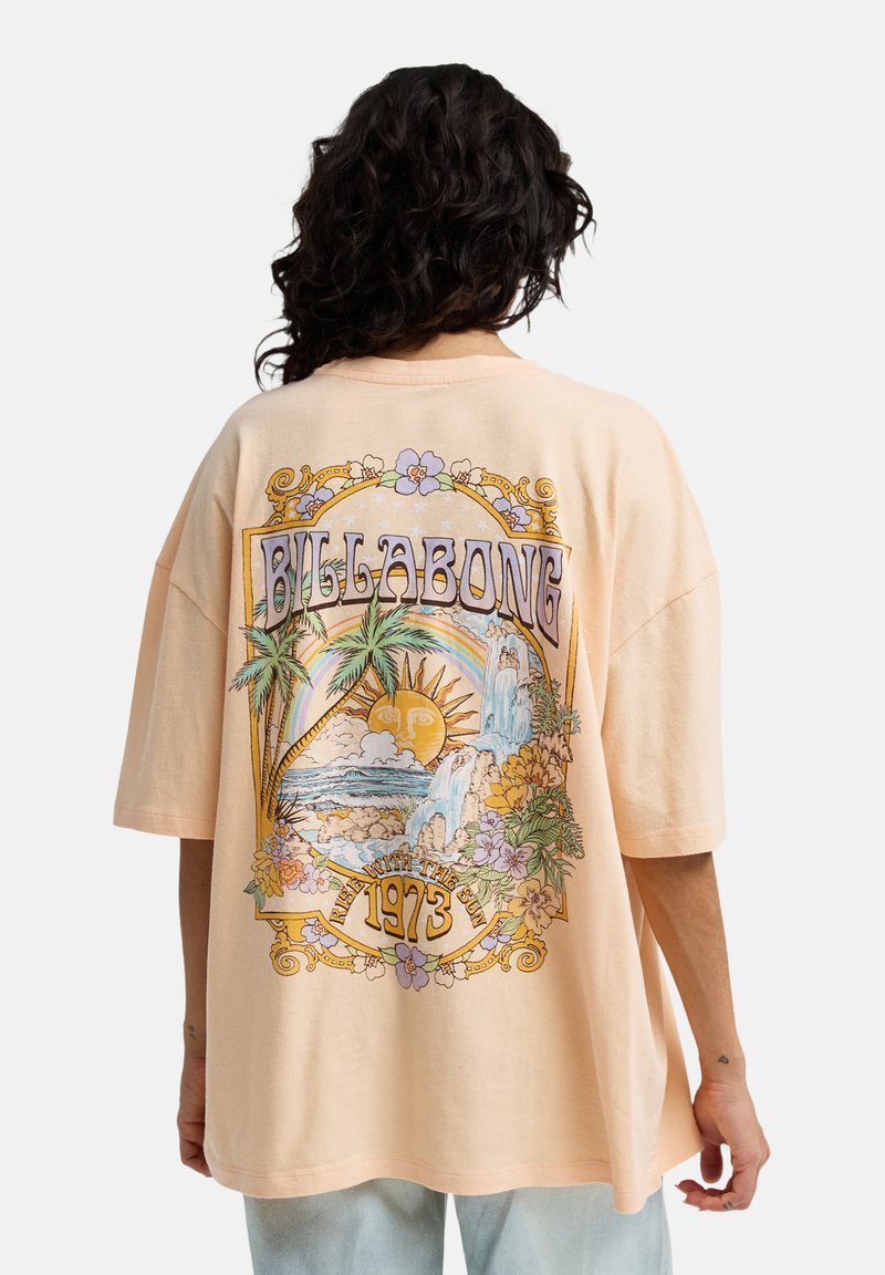 Μπλουζάκι Billabong oversized σε απαλό ροδακινί χρώμα, με πολύχρωμο σχέδιο που απεικονίζει φοίνικες, ήλιο και καταρράκτες. Κοντά μανίκια και άνετη εφαρμογή.