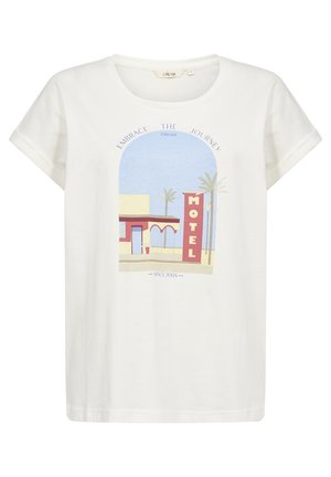 Valge puuvillane T-särk rullitud lühikeste varrukatega, millel on värviline graafika motellist ja palmidest ning tekst "Embrace the Journey."
