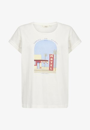 Valge puuvillane T-särk rullitud lühikeste varrukatega, millel on värviline graafika motellist ja palmidest ning tekst "Embrace the Journey."