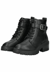 Botas negras de cuero hasta el tobillo con un acabado texturizado, diseño de cordones, hebilla ajustable y suela de goma gruesa con un patrón de relieve resistente.