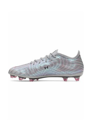 Grijze voetbalschoen met roze accenten, met veters, gevormde noppen en een klein zwart Under Armour-logo aan de zijkant.