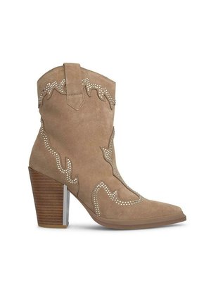 Stivale da cowboy in suede beige con punta affusolata, cuciture dettagliate e accenti di borchie argentate. Presenta un tacco impilato marrone e ritagli decorativi.