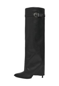 Stivale nero alto fino al ginocchio in pelle liscia, con punta affusolata, design elegante e un accento di fibbia argentata nella parte superiore.