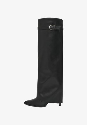 Schwarze kniehohe Stiefel aus glattem Leder, mit spitzem Zeh, schlankem Design und einem silbernen Schnallenakzent oben.