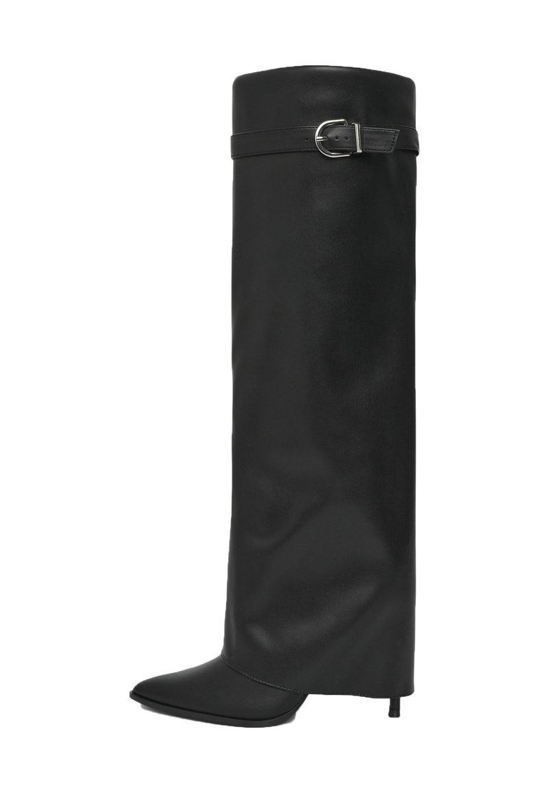 Stivale nero alto fino al ginocchio in pelle liscia, con punta affusolata, design elegante e un accento di fibbia argentata nella parte superiore.