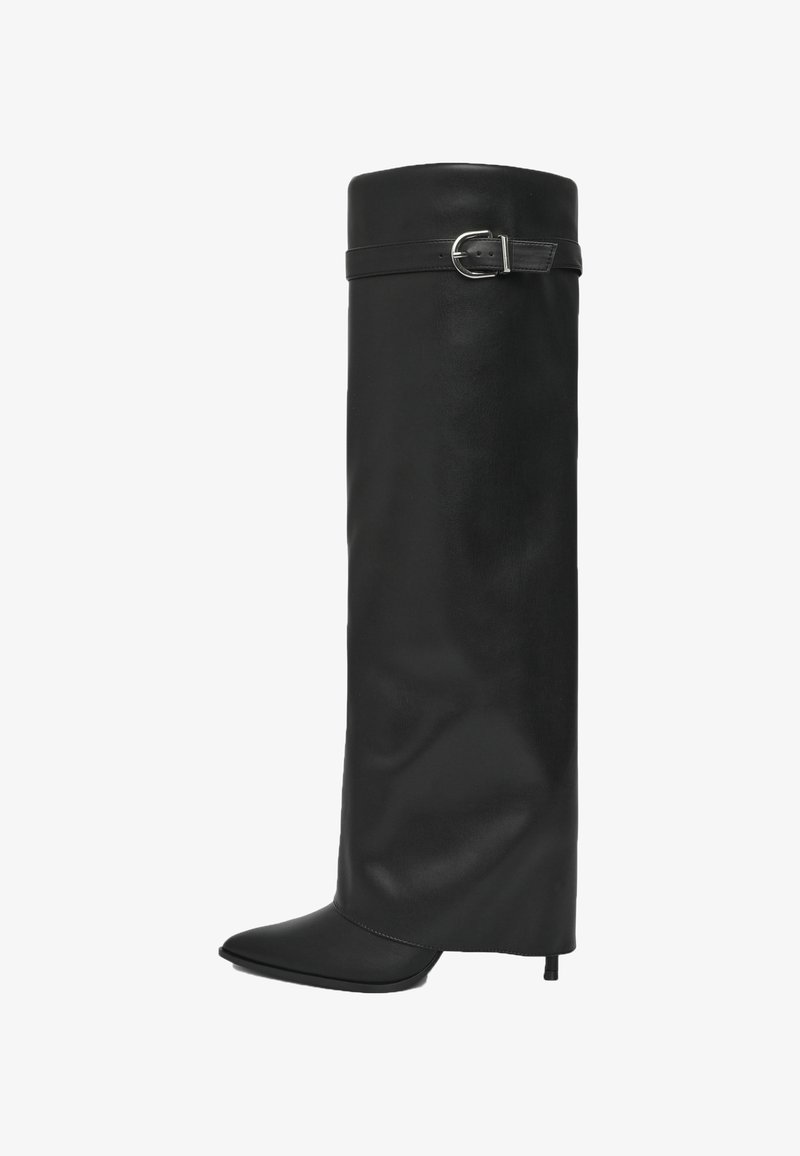 Stivale nero alto fino al ginocchio in pelle liscia, con punta affusolata, design elegante e un accento di fibbia argentata nella parte superiore.