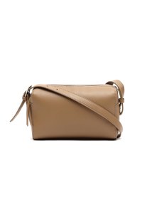 Borsa a tracolla in pelle beige con forma rettangolare, tracolla regolabile e dettagli di cucitura sottili. Presenta una chiusura con zip e una nappina laterale.