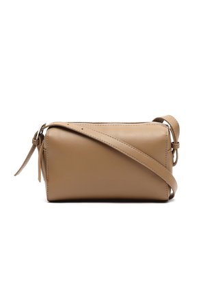 Sac en cuir beige en bandoulière avec une forme rectangulaire, une sangle ajustable et de subtils détails de couture. Comprend une fermeture éclair et un gland sur le côté.