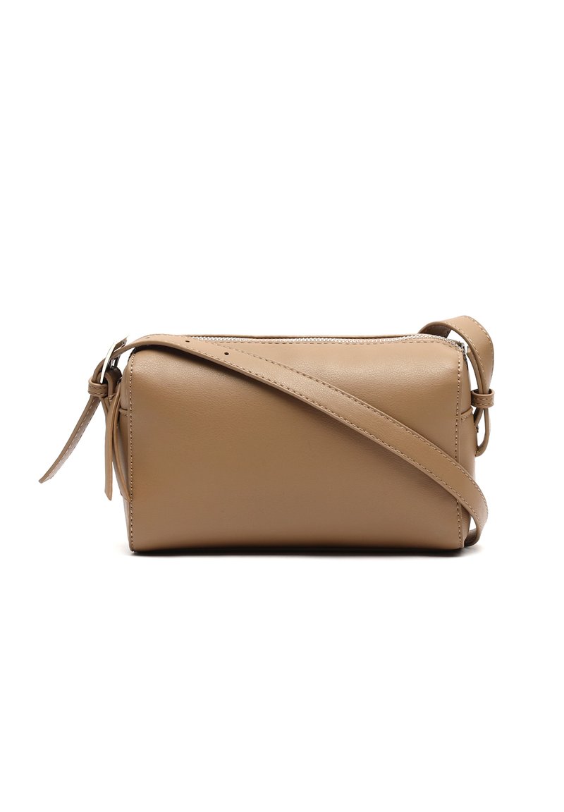 Borsa a tracolla in pelle beige con forma rettangolare, tracolla regolabile e dettagli di cucitura sottili. Presenta una chiusura con zip e una nappina laterale.