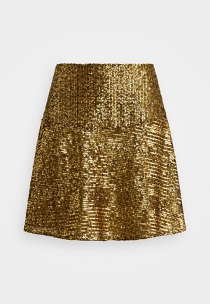 Goldene Pailletten-Minirock mit hohem Bund und ausgestellter Silhouette vor einem schlichten weißen Hintergrund.