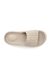 Beige Rutsch-Sandalette mit einer strukturierten Oberseite, die ein Zickzackmuster aufweist, flacher Sohle und glatter Oberfläche. Entworfen für Komfort und einfache Handhabung.
