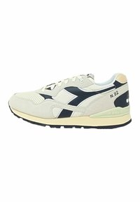 Sneaker grigie chiare con accenti neri, materiali in rete forata e camoscio, punta rotonda, design con lacci e suola in gomma testurizzata.