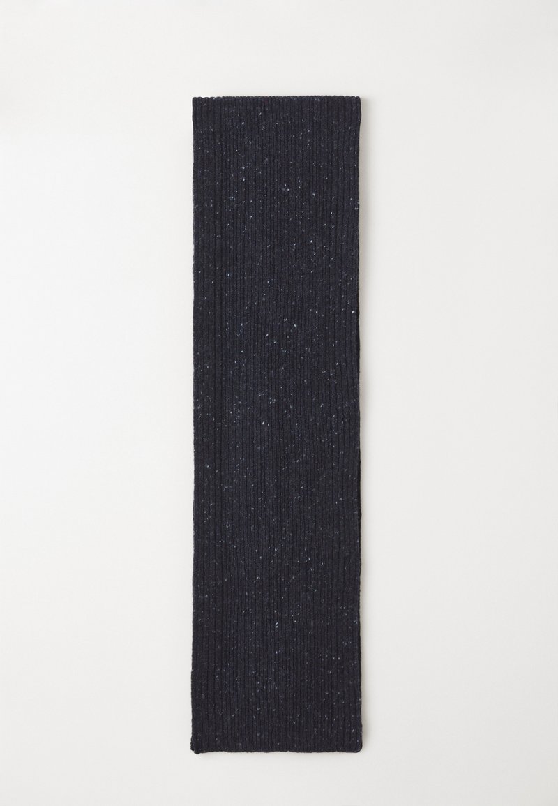 Écharpe côtelée bleu marine foncé avec une finition texturée, ornée de légers éclats clairs tout au long. Design long et étroit pour un style polyvalent.