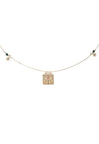 Collier en or avec un pendentif carré arborant un motif d'œil, orné de pierres colorées et accentué par des perles vertes et des détails floraux.