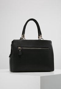 Sac à main en cuir noir avec un design structuré, une poignée tressée et une poche zippée à l'avant. Présente des accents métalliques et une texture lisse.