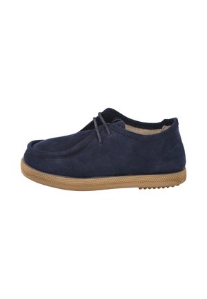 Zapato de ante azul marino con punta redonda, diseño minimalista y suela de goma color tostado. Presenta un detalle de cordones sencillo y una textura suave.