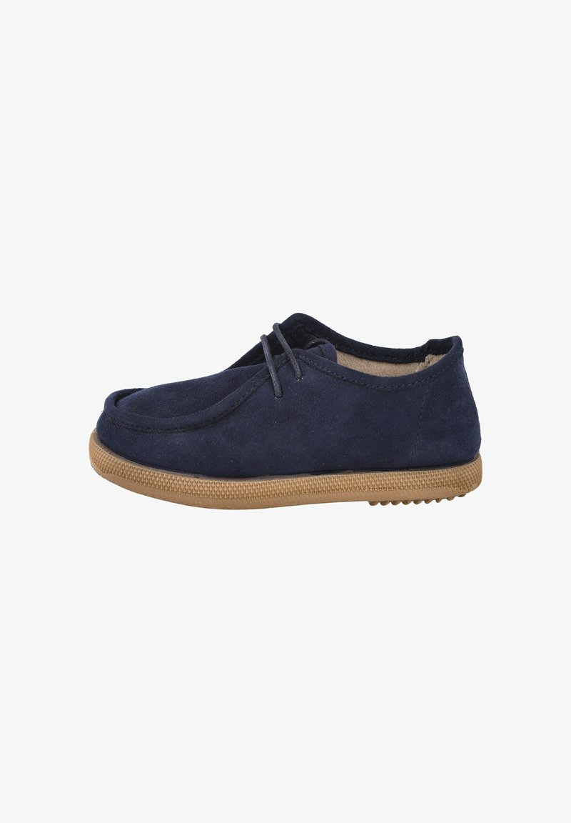 Zapato de ante azul marino con punta redonda, diseño minimalista y suela de goma color tostado. Presenta un detalle de cordones sencillo y una textura suave.