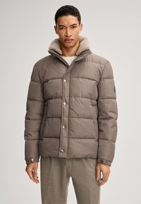 Donsjack in gedempt taupe, gequilt ontwerp met zilveren knopen, hoge kraag met beige fleece voering en drukknoopmanchetten.