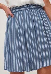 Modro-bílá pruhovaná sukně vyrobená z lehké látky, se skládáním v pase a volnými záhyby pro pohodlný pohyb.