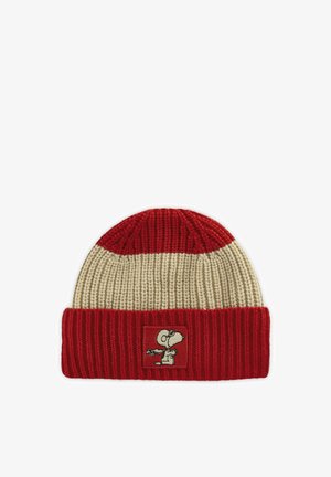 Rode en crèmekleurige gebreide beanie met een gestructureerd ribpatroon, met een Snoopy-patch op de boord genaaid.