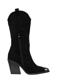 Botas de vaquero de ante negro con punta afilada, cap toe de plata, cremallera lateral y tacón grueso. Presentan detalles de costura y una lengüeta de tirón.