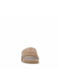 Sandale à bout ouvert avec un dessus tissé en métal doré et une finition texturée. Semelle couleur beige clair, design minimal et sans matériel visible.