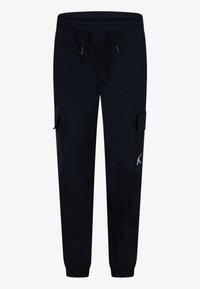Schwarze Cargo-Hose mit elastischem Bund, Kordelzug, seitlichen Taschen und einem weißen Logo-Akzent am linken Bein. Glatte Stofftextur.