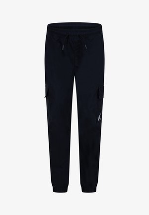 Pantalons cargo noirs avec une taille élastique, un cordon de serrage, des poches latérales et un accent logo blanc sur la jambe gauche. Texture de tissu lisse.