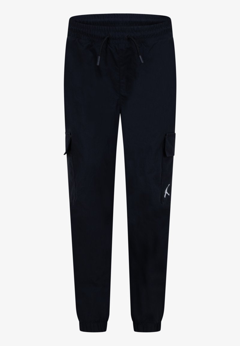 Schwarze Cargo-Hose mit elastischem Bund, Kordelzug, seitlichen Taschen und einem weißen Logo-Akzent am linken Bein. Glatte Stofftextur.