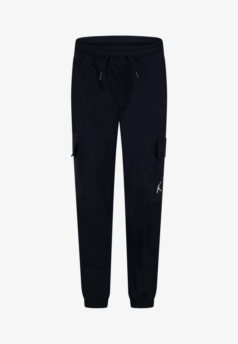 Pantaloni de tip cargo negri, cu talie elastică, șnur, buzunare laterale și un accent alb cu logo pe piciorul stâng. Textura materialului este netedă.