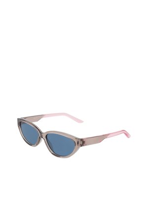 Occhiali da sole cat-eye con montature marroni traslucide, aste rosa e lenti sfumate blu su sfondo bianco.